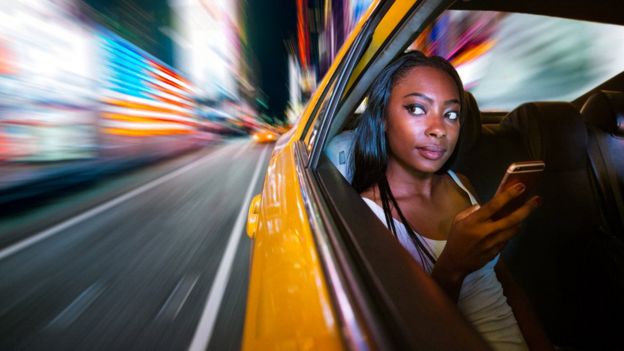 Una mujer en un taxi