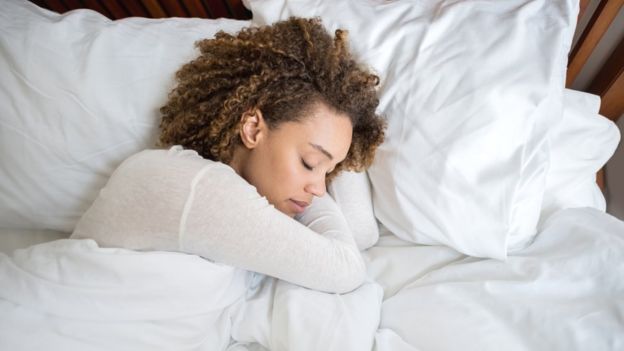 كشفت دراسة حديثة أن النوم يعتبر من إحدى العوامل التي تساعد على نجاح الحمل