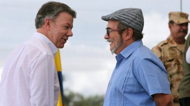 Colombian President Juan Manuel Santos (L) and Revolutionary Armed Forces of Colombia's (FARC) top leader, Rodrigo Londono (R), alias 