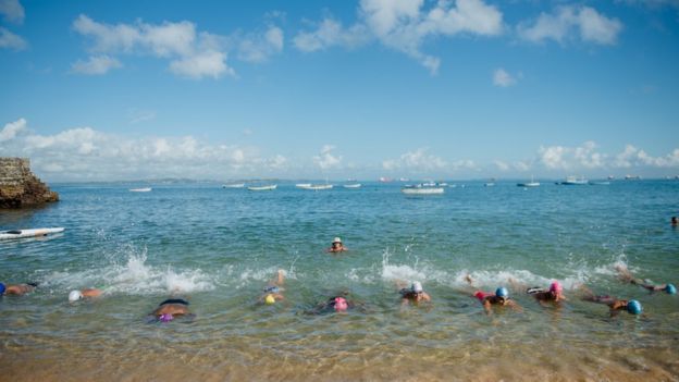 Peixinho dá aula no Porto da Barra, nas águas cristalinas da Baía de Todos os Santos