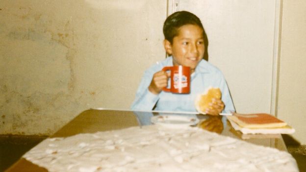Claudio Yáñez sujeta un pan y una taza en uno de los centros del Sename en el que vivió entre 1987 y 1992.
