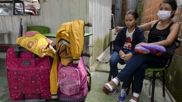 A woman and her daughter wait for a bus to leave Mocoa. April 5, 2017