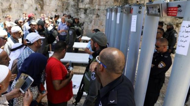 Vizuizi hivyo viliendelelea leo asubuhi, siku mbili baada ya mitambo ya kutambua vyuma kuondolewa.