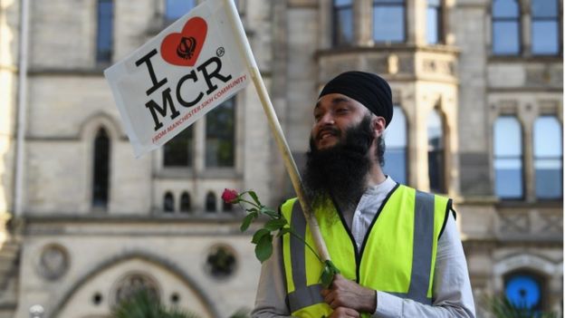 Homem durante vigília em Manchester