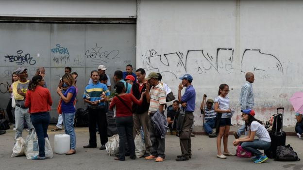 Cola de venezolanos en espera de transporte público.