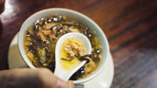 Kết cấu thịt rắn có thể làm cho những người quen ăn món ăn phương Tây phải do dự chưa dám ăn ngay.