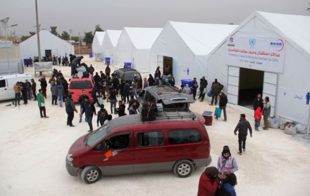 En Idlib, refugiados de otras partes del país pasan por campamentos temporales.