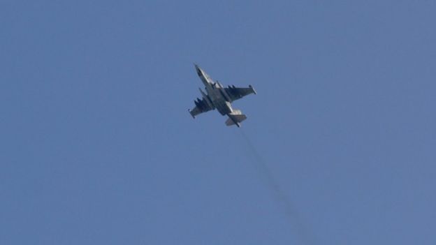 Foto de archivo de un Sukhoi-25 sobrevolando la ciudad siria de Saraqib.