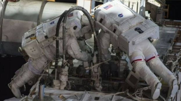 মাঝে মাঝেই স্পেস স্টেশনটি মেরামত করতে হয়