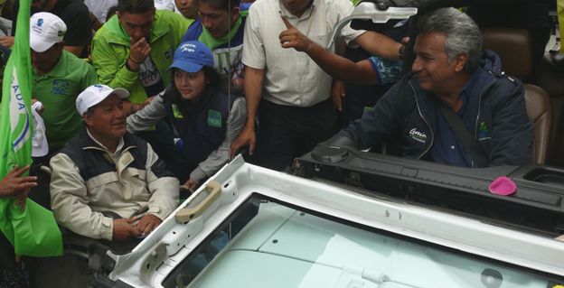 Lenín Moreno rodeado de varios simpatizantes.