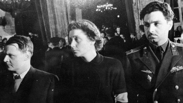 Yuri Zhdanov, segundo marido de Svetlana (izquierda), Svetlana (centro), Stepan MIkoyan, hijo de un ministro de Stalin (derecha) en el funeral de Stalin (Foto: cortesía Stepan MIkoyan)