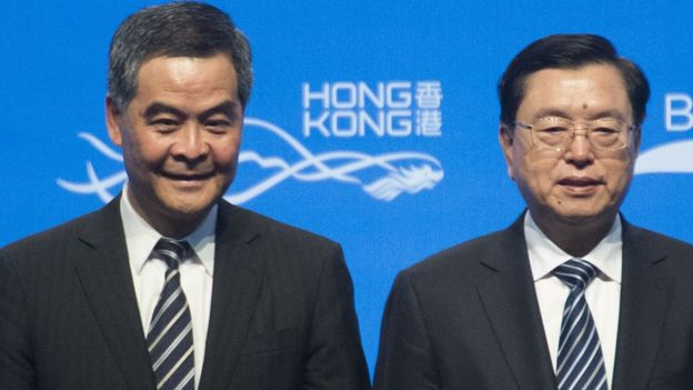张德江(图右)与香港特首梁振英(图左)出席一带一路高峰论坛开幕。