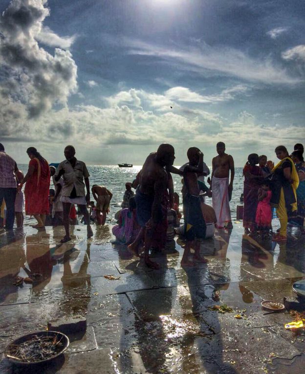 Gente dándose "baños sagrados" en Rameswaram para honrar a sus ancestros. Foto de Vidya Nair