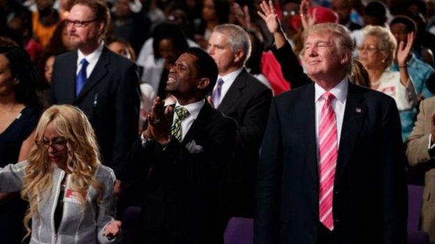 Donald Trump awarai watu weusi