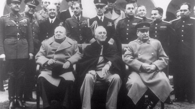Winston Churchill (izquierda), con Franklin D. Roosevelt y Joseph Stalin (derecha)