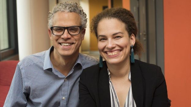 Omar Wasow y su mujer Jennifer Brea sonrientes