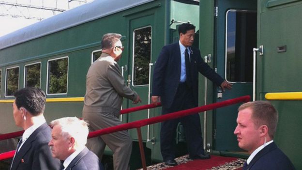 Imagen del ex líder de Corea del Norte Kim Jong-il subiendo a bordo del tren en un viaje que realizó por Rusia en 2011.
