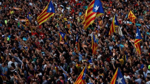 كتالونيا تعلن الانفصال عن إسبانيا، ومدريد تفرض الحكم المباشر على الإقليم _98511092_042636892-1
