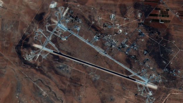 Foto satelital de la base aérea de Shayrat, en la region de Homs, Siria, octubre 2016