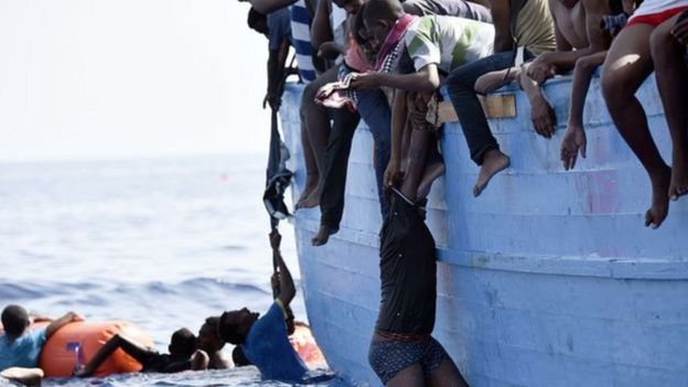 يحاول آلاف المهاجرين الأفارقة الوصول إلى أوروبا