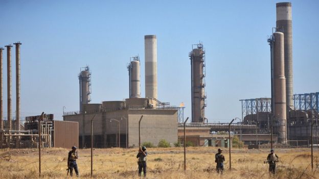 Iraqi forces near an oil facility in Kirkuk, Iraq (16 October 2017)