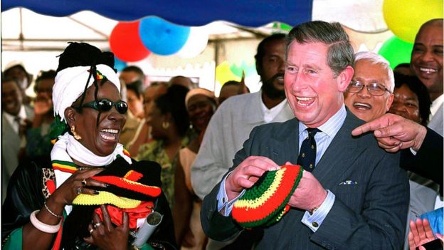 El príncipe Carlos sonríe al lado de Rita Marley, la viudad de Bob.