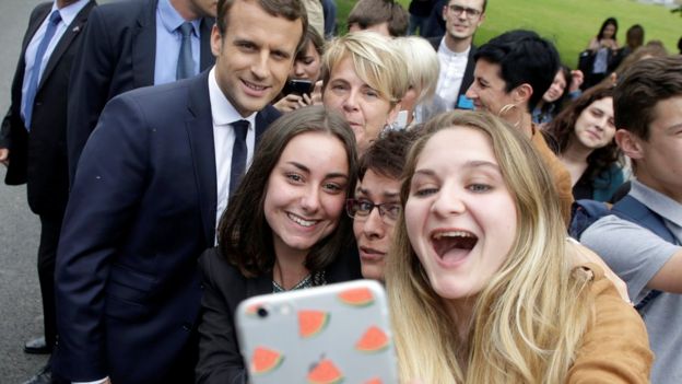Estudiantes se toman una foto con el nuevo presidente francés Emmanuel Macron