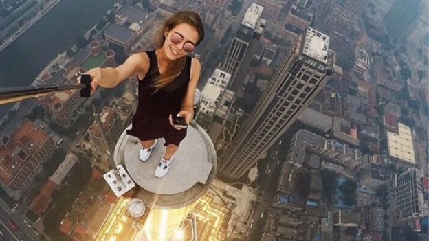 Angela em uma de suas selfies extremas