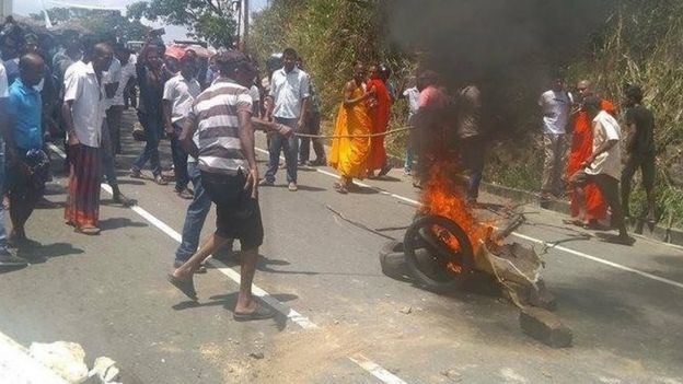 இலங்கையில் இரு குழுக்கள் இடையே மோதல்