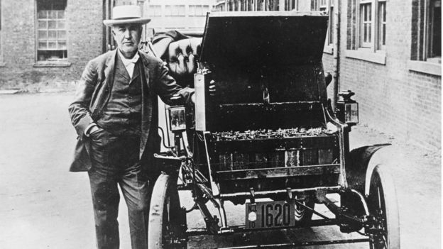 Edison posa com carro elétrico em 1895