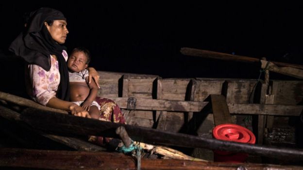 தன் குழந்தையுடன் வங்கதேசம் வந்து இறங்கும் ரோஹிஞ்சா முஸ்லிம் பெண்.