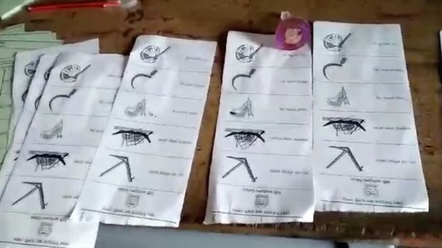 অনেক ব্যালটে সিল আছে কিন্তু স্বাক্ষর নেই।