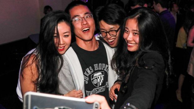 jóvenes chinos tomando un selfie