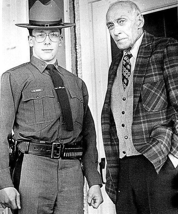 Robert y Edgar Croswell al frente de su casa en una foto tomada por el fotógrafo del diario Binghamton Press and Sun-Bulletin cuando Robert se graduó de la Academia Estatal de Policía en 1987. (Imagen cortesía de Robert Croswell).