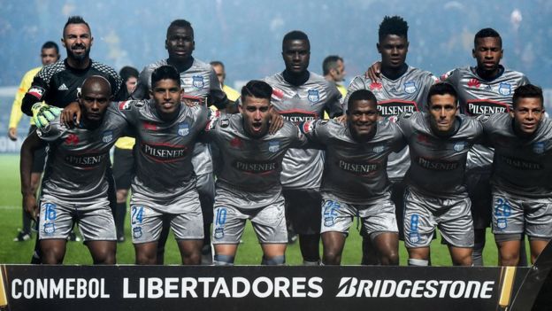 Emelec de Ecuador posa antes de un partido de la Copa Libertadores