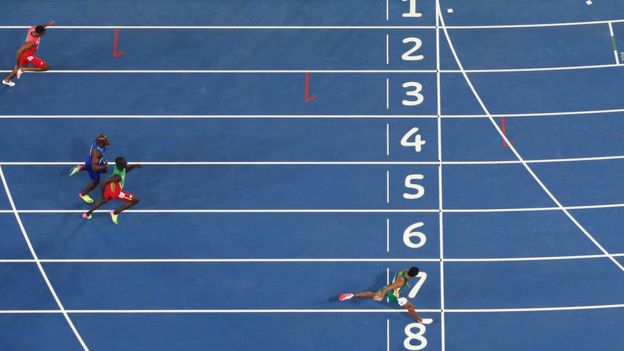 Van Niekerk cruza la meta