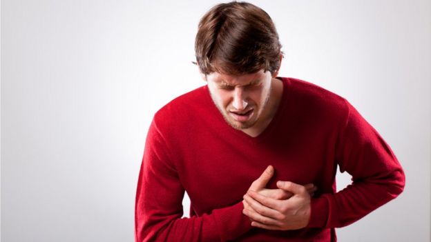 Jovem com dor típica de infarto