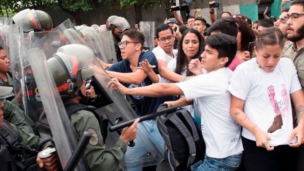 Enfrentamiento entre manifestantes y policías en Venezuela