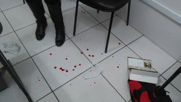 Gotas de sangue no chão da escola