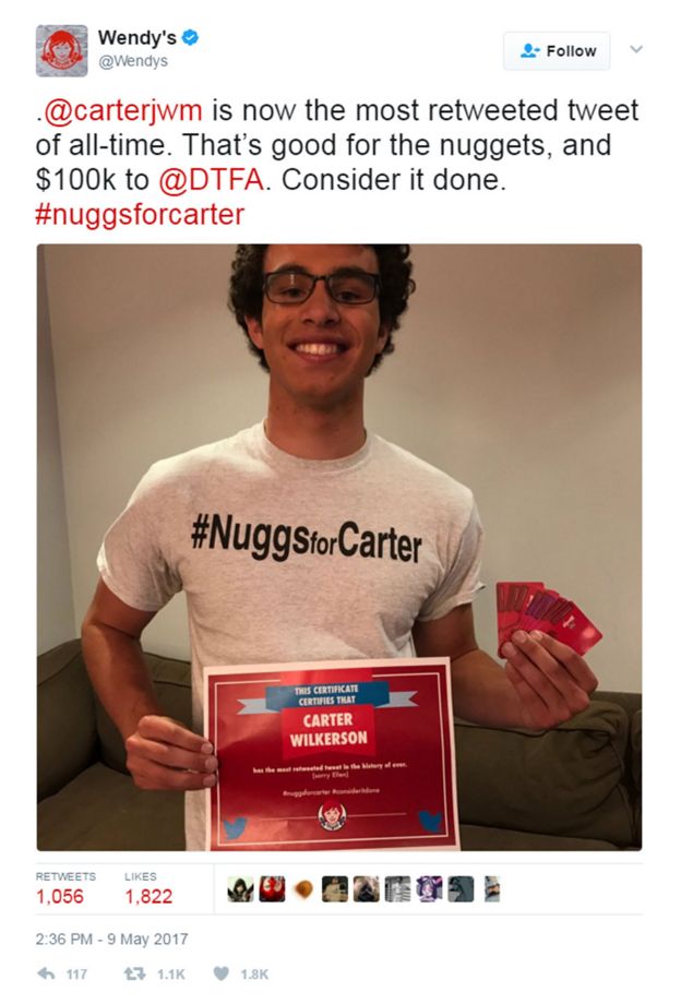 Carter Wilkerson con un certificado de Wendy's