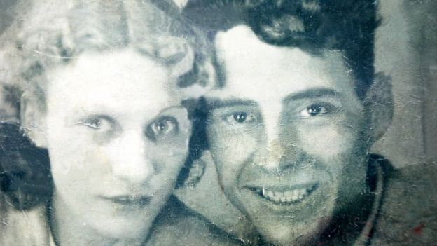 يحتفظ كين هاريس بصورة يوم زفافهما في حافظته الشخصية