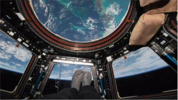 মহাকাশযানের দীর্ঘ সময়ে মাঝে মাঝে জানালা দিয়ে বাইরের দিকে তাকিয়ে দেখেন স্কট কেলি
