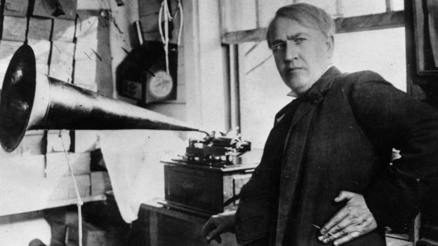 Thomas Edison con su fonógrafo.