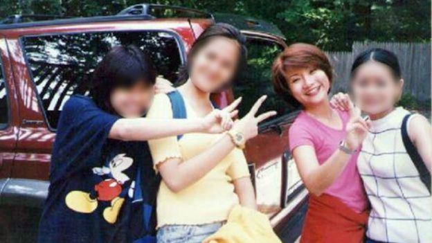 Shandra e outras três vítimas foram forçadas a posar para essa foto perto de um bordel