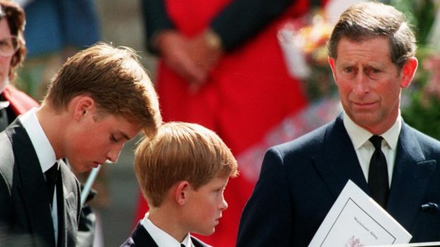 El príncipe William mira cabizbajo al suelo junto a su hermano Harry y su padre, el príncipe Carlos, el día del funeral de Diana de Gales