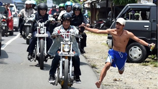 Salah satu momen dalam touring Jokowi di Sukabumi yang menjadi viral, ketika Ariyanto 'Bona' (19) mengejar dan memegang tangan Presiden Jokowi.