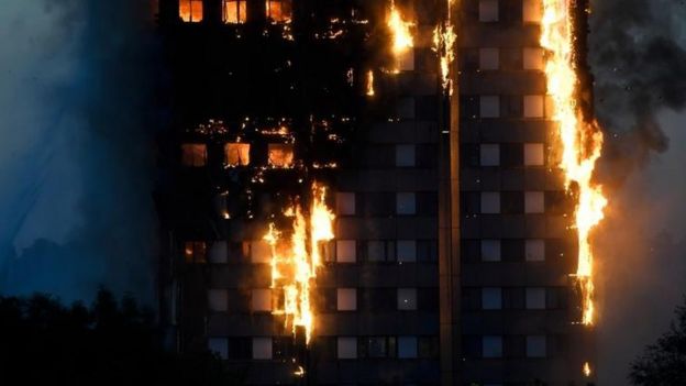 Reino Unido: bomberos luchan por rescatar a personas atrapadas en un enorme incendio en una torre de viviendas en Londres _96481503_6lujhfv8