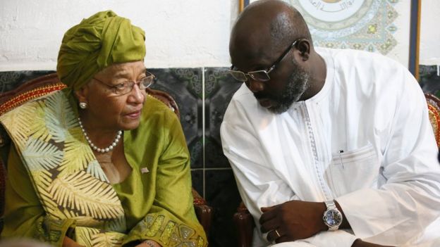 Bi Sirleaf (L) na Weah (R)