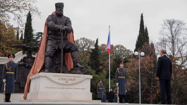 2017年11月18日，普京在克里米亞的雅爾塔為沙皇亞歷山大三世塑像揭幕。佔領克里米亞被認為是普京重拾沙皇時代擴張政策的成功範例。