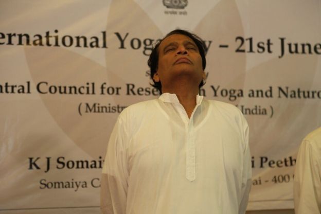 மும்பையில் நடைபெற்ற யோகா விழாவில் மத்தியமைச்சர் சுரேஷ் பிரபு.